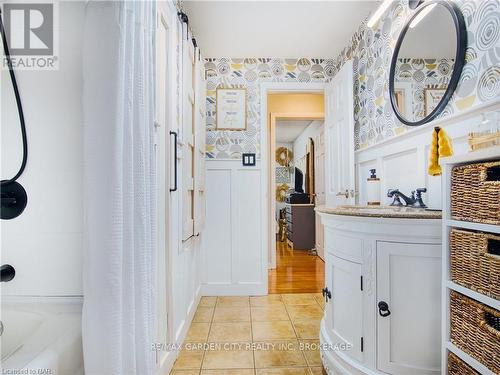 1729 Third St Louth Street, St. Catharines (454 - Rural Fourth), ON - Indoor Photo Showing Bathroom