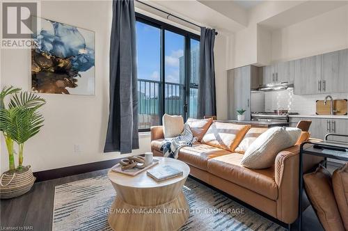 204 - 121 King Street E, Hamilton (Beasley), ON - Indoor Photo Showing Living Room