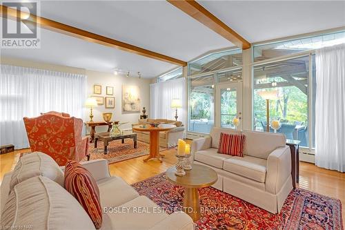 21 Woodmount Drive, St. Catharines (460 - Burleigh Hill), ON - Indoor Photo Showing Living Room