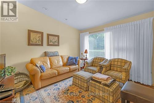 21 Woodmount Drive, St. Catharines (460 - Burleigh Hill), ON - Indoor Photo Showing Living Room