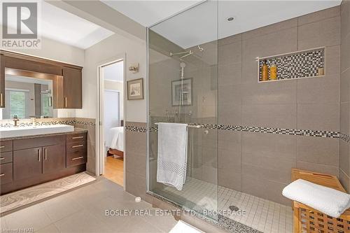 21 Woodmount Drive, St. Catharines (460 - Burleigh Hill), ON - Indoor Photo Showing Bathroom