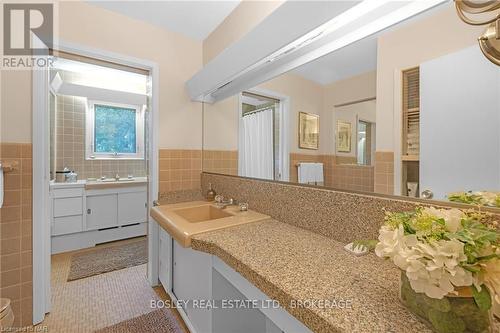 21 Woodmount Drive, St. Catharines (460 - Burleigh Hill), ON - Indoor Photo Showing Bathroom