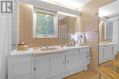 21 Woodmount Drive, St. Catharines (460 - Burleigh Hill), ON - Indoor Photo Showing Bathroom