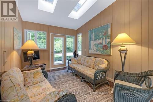 21 Woodmount Drive, St. Catharines (460 - Burleigh Hill), ON - Indoor Photo Showing Living Room