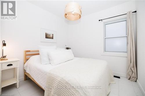 37 Lock Street, St. Catharines (438 - Port Dalhousie), ON - Indoor Photo Showing Bedroom