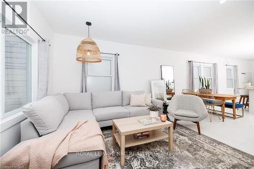 37 Lock Street, St. Catharines (438 - Port Dalhousie), ON - Indoor Photo Showing Living Room