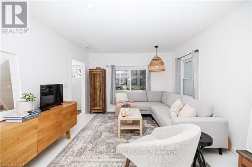 37 Lock Street, St. Catharines (438 - Port Dalhousie), ON - Indoor Photo Showing Living Room