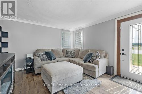 703 Smithville Rd Road, West Lincoln (056 - West Lincoln), ON - Indoor Photo Showing Living Room