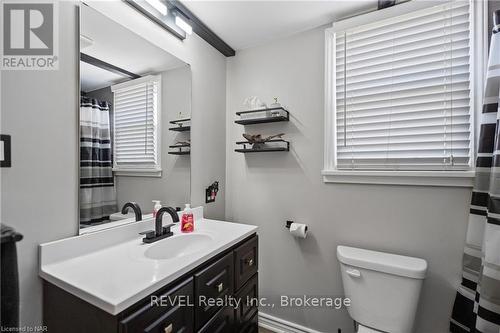 703 Smithville Rd Road, West Lincoln (056 - West Lincoln), ON - Indoor Photo Showing Bathroom