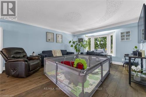 9 Orlando Drive, St. Catharines (443 - Lakeport), ON - Indoor Photo Showing Living Room