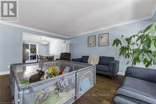 9 Orlando Drive, St. Catharines (443 - Lakeport), ON - Indoor Photo Showing Living Room