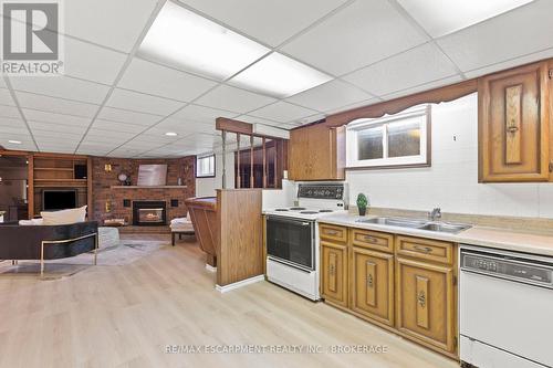 12 Broderick Avenue, Thorold (557 - Thorold Downtown), ON - Indoor Photo Showing Kitchen With Double Sink