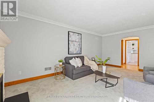 12 Broderick Avenue, Thorold (557 - Thorold Downtown), ON - Indoor Photo Showing Living Room