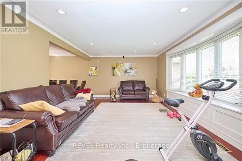 6421 Dorchester Road, Niagara Falls (216 - Dorchester), ON - Indoor Photo Showing Living Room