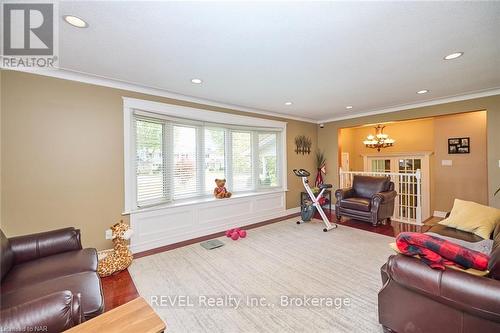 6421 Dorchester Road, Niagara Falls (216 - Dorchester), ON - Indoor Photo Showing Living Room