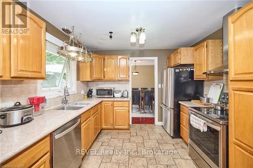 6421 Dorchester Road, Niagara Falls (216 - Dorchester), ON - Indoor Photo Showing Kitchen With Stainless Steel Kitchen With Double Sink