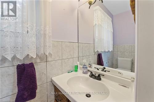 505 Vine Street, St. Catharines (442 - Vine/Linwell), ON - Indoor Photo Showing Bathroom