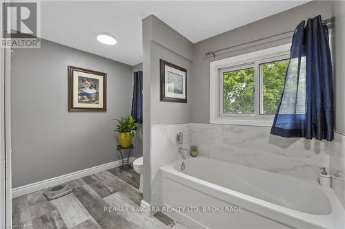 505 Vine Street, St. Catharines (442 - Vine/Linwell), ON - Indoor Photo Showing Bathroom