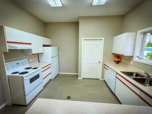 7-4450 Postill Drive, Kelowna, BC - Indoor Photo Showing Kitchen With Double Sink