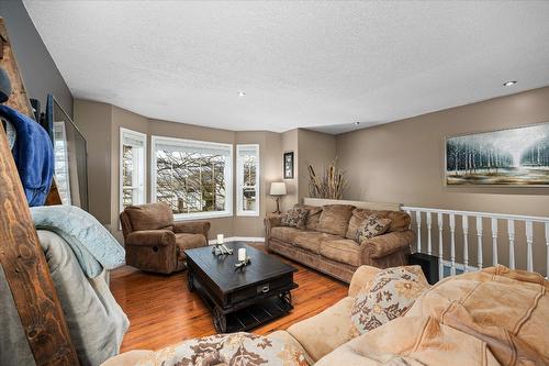 7-4450 Postill Drive, Kelowna, BC - Indoor Photo Showing Living Room