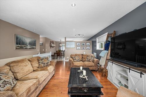 7-4450 Postill Drive, Kelowna, BC - Indoor Photo Showing Living Room