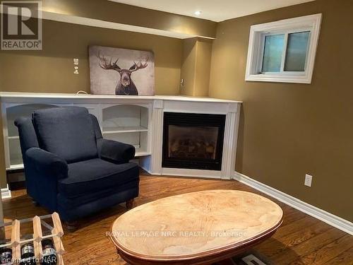 27 Argyle Court, Welland (769 - Prince Charles), ON - Indoor Photo Showing Living Room With Fireplace