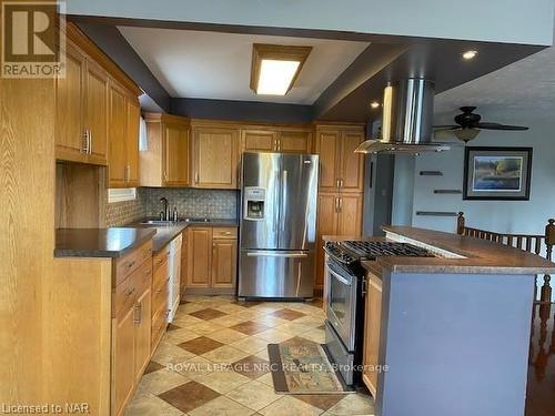 27 Argyle Court, Welland (769 - Prince Charles), ON - Indoor Photo Showing Kitchen With Double Sink