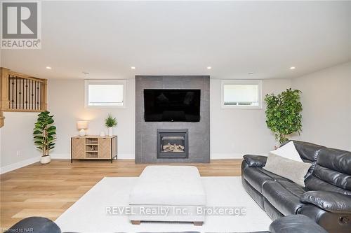 107 Millpond Road, Niagara-On-The-Lake (105 - St. Davids), ON - Indoor Photo Showing Living Room With Fireplace