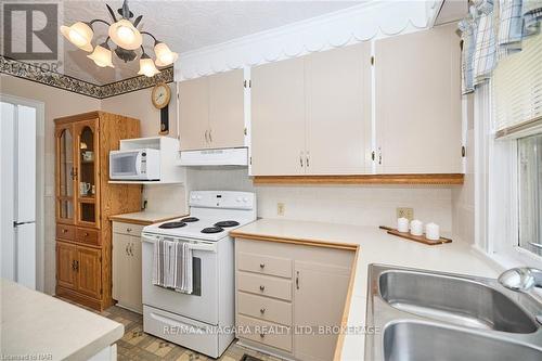 50 Riceland Avenue, Fort Erie (333 - Lakeshore), ON - Indoor Photo Showing Kitchen With Double Sink