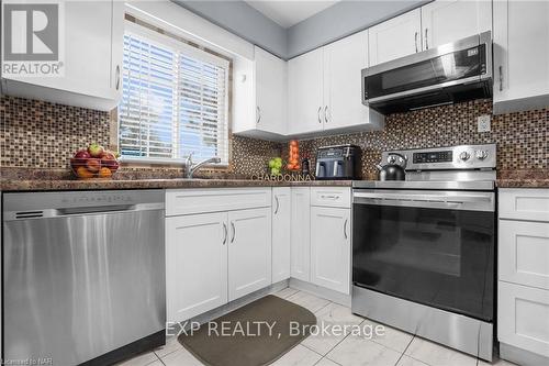 75 - 8141 Coventry Road, Niagara Falls (218 - West Wood), ON - Indoor Photo Showing Kitchen With Upgraded Kitchen