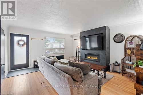 65 Parkview Road, St. Catharines (445 - Facer), ON - Indoor Photo Showing Living Room With Fireplace