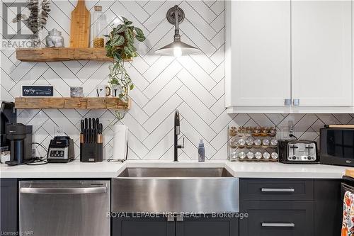 65 Parkview Road, St. Catharines (445 - Facer), ON - Indoor Photo Showing Kitchen