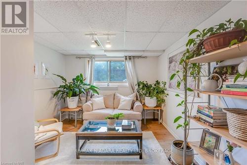 3195 St. Patrick Avenue, Niagara Falls (206 - Stamford), ON - Indoor Photo Showing Living Room