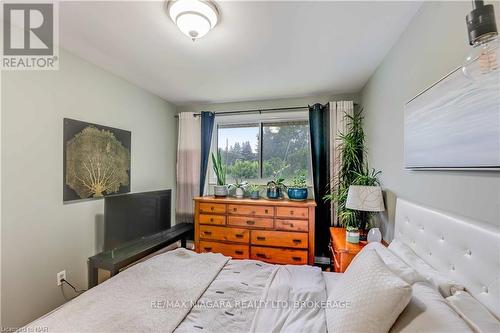 3195 St. Patrick Avenue, Niagara Falls (206 - Stamford), ON - Indoor Photo Showing Bedroom