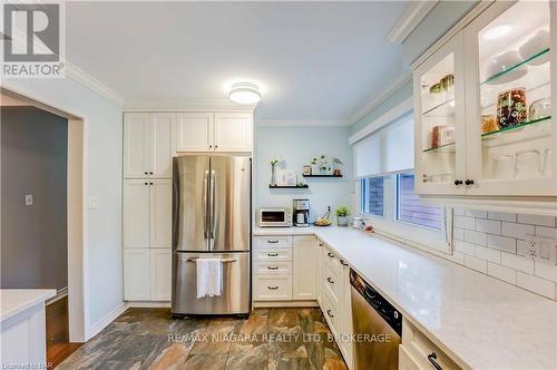 3195 St. Patrick Avenue, Niagara Falls (206 - Stamford), ON - Indoor Photo Showing Kitchen