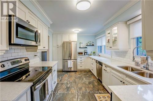 3195 St. Patrick Avenue, Niagara Falls (206 - Stamford), ON - Indoor Photo Showing Kitchen With Double Sink With Upgraded Kitchen