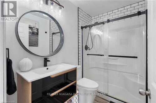 421 Ramsey Road, Haldimand (Dunnville), ON - Indoor Photo Showing Bathroom