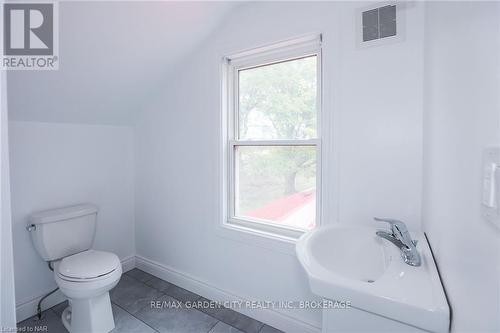 4477 Jordan Road, Lincoln (980 - Lincoln-Jordan/Vineland), ON - Indoor Photo Showing Bathroom