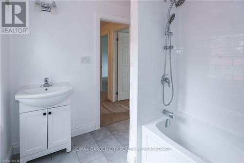 4477 Jordan Road, Lincoln (980 - Lincoln-Jordan/Vineland), ON - Indoor Photo Showing Bathroom