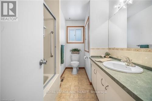 22 Rosemount Avenue, St. Catharines (442 - Vine/Linwell), ON - Indoor Photo Showing Bathroom