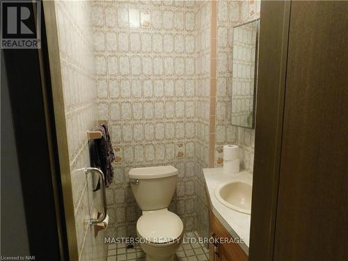 3004 Cullimore Avenue, Niagara Falls (206 - Stamford), ON - Indoor Photo Showing Bathroom