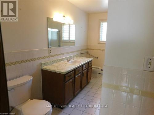 3004 Cullimore Avenue, Niagara Falls (206 - Stamford), ON - Indoor Photo Showing Bathroom