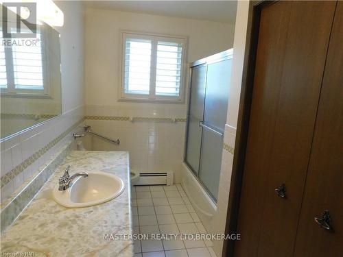 3004 Cullimore Avenue, Niagara Falls (206 - Stamford), ON - Indoor Photo Showing Bathroom