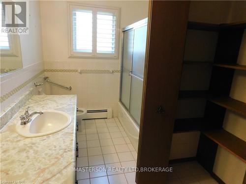 3004 Cullimore Avenue, Niagara Falls (206 - Stamford), ON - Indoor Photo Showing Bathroom