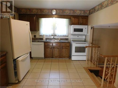 3004 Cullimore Avenue, Niagara Falls (206 - Stamford), ON - Indoor Photo Showing Kitchen