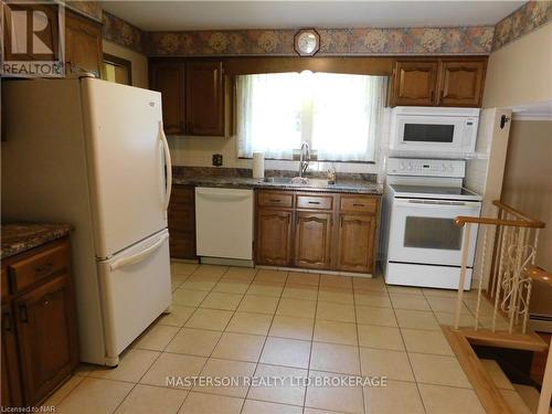 3004 Cullimore Avenue, Niagara Falls (206 - Stamford), ON - Indoor Photo Showing Kitchen