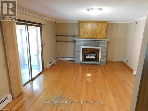 3004 Cullimore Avenue, Niagara Falls (206 - Stamford), ON - Indoor Photo Showing Living Room With Fireplace