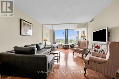 710 - 5100 Dorchester Road, Niagara Falls (212 - Morrison), ON - Indoor Photo Showing Living Room