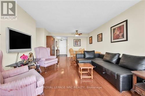 710 - 5100 Dorchester Road, Niagara Falls (212 - Morrison), ON - Indoor Photo Showing Living Room