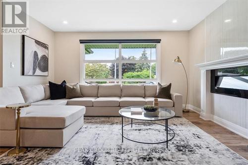 190 Lakeshore Road, St. Catharines (442 - Vine/Linwell), ON - Indoor Photo Showing Living Room